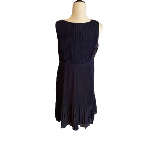 Motherhood Maternity Womens - Size M
Sleeveless Pleated Lace - Side Zipper - Picture 13 of 13